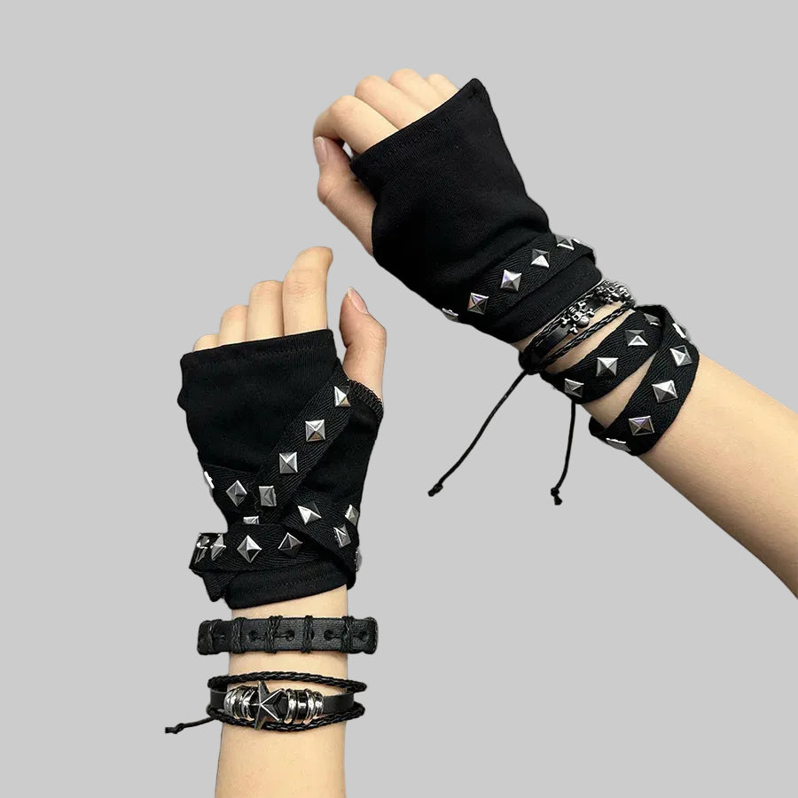 Black gloves with studds
