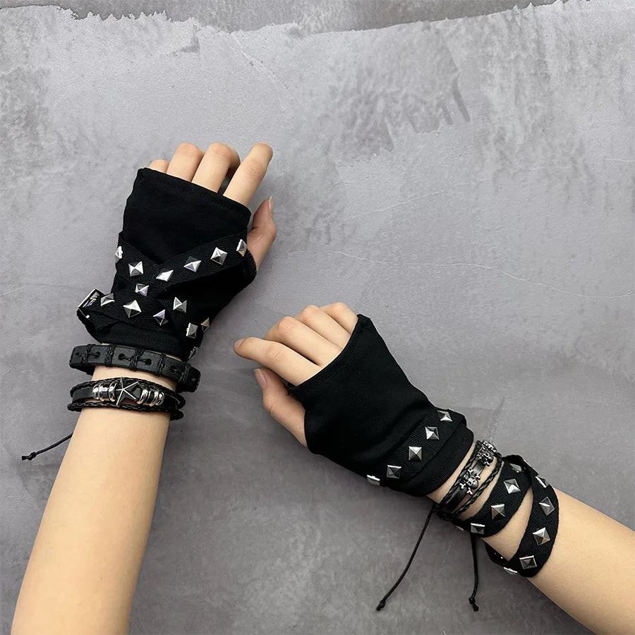 Black gloves with studds