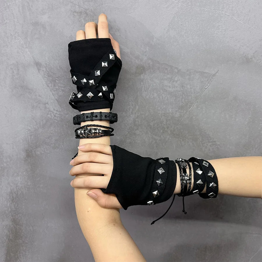 Black gloves with studds