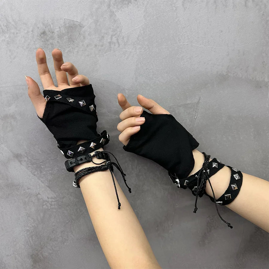 Black gloves with studds